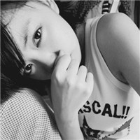 �ڰ׾���Ů��