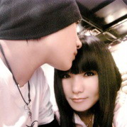 ����ͷ��һ������Ů��ӵ������