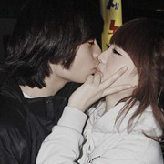 ����ͷ��һ������Ů��ӵ������