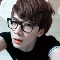 ��ק��ī������ͷ�񣬺�ɫ���۾����Ե������Ϭ��