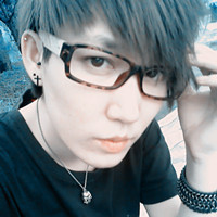 ��ק��ī������ͷ�񣬺�ɫ���۾����Ե������Ϭ��