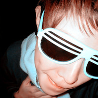 ��ק��ī������ͷ�񣬺�ɫ���۾����Ե������Ϭ��