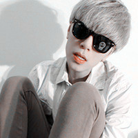 ��ק��ī������ͷ�񣬺�ɫ���۾����Ե������Ϭ��