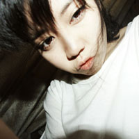 �������崿��Ůͷ���ں�ɫ�����Ե���������ô������