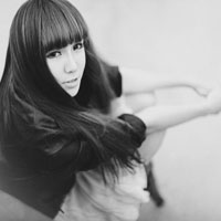 �������崿��Ůͷ���ں�ɫ�����Ե���������ô������