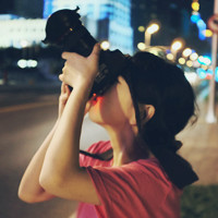 �������崿��Ůͷ���ں�ɫ�����Ե���������ô������