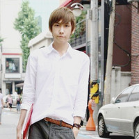 ����ɰ�����ͷ�񣬴�ñ�Ӻͺ�ɫ�۾��Եó�˧