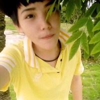 ����ɰ�����ͷ�񣬴�ñ�Ӻͺ�ɫ�۾��Եó�˧