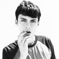 ����ɰ�����ͷ�񣬴�ñ�Ӻͺ�ɫ�۾��Եó�˧