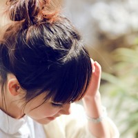 ���·�����Ů��ͷ��,һ���˵�ʱ����ֻ��ĬĬ�ĵȴ�