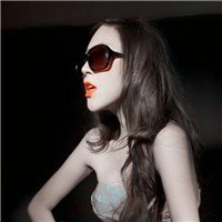 ���·�����Ů��ͷ��,һ���˵�ʱ����ֻ��ĬĬ�ĵȴ�