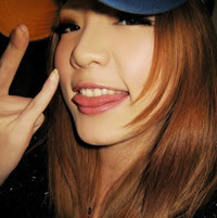 ����Ψ��Ů��ͷ�񣬺�ɫ��ñ�Ӻ��·���ÿ�