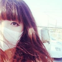 ����Ψ��Ů��ͷ�񣬺�ɫ��ñ�Ӻ��·���ÿ�