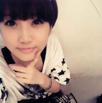 ����Ψ��Ů��ͷ�񣬺�ɫ��ñ�Ӻ��·���ÿ�