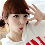 ����Ψ��Ů��ͷ�񣬺�ɫ��ñ�Ӻ��·���ÿ�