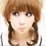 ����Ψ��Ů��ͷ�񣬺�ɫ��ñ�Ӻ��·���ÿ�