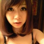 ����Ψ��Ů��ͷ�񣬺�ɫ��ñ�Ӻ��·���ÿ�