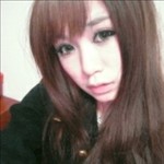 ����Ψ��Ů��ͷ�񣬺�ɫ��ñ�Ӻ��·���ÿ�