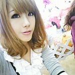 ����Ψ��Ů��ͷ�񣬺�ɫ��ñ�Ӻ��·���ÿ�