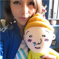 ����Ů��Ψ��ͷ�񣬺�ɫ���۾�����г�һ˫���۾�