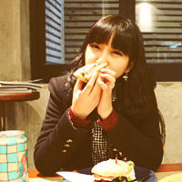 ����Ů��Ψ��ͷ�񣬺�ɫ���۾�����г�һ˫���۾�