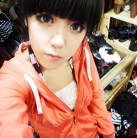 ����Ů��Ψ��ͷ�񣬺�ɫ���۾�����г�һ˫���۾�