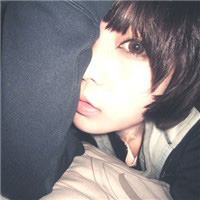 ����Ů��Ψ��ͷ�񣬺�ɫ���۾�����г�һ˫���۾�