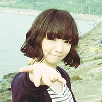 ����Ů��Ψ��ͷ�񣬺�ɫ���۾�����г�һ˫���۾�