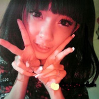 ����Ů��Ψ��ͷ�񣬺�ɫ���۾�����г�һ˫���۾�