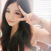 ���ɰ�Ψ��Ů��ͷ������һ��紵������һ˿��ů