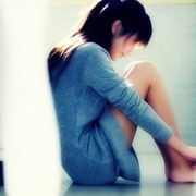 �ɰ����۾�Ů��ͷ���ںڵ�ͷ������һ��������