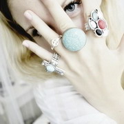 �ɰ����۾�Ů��ͷ���ںڵ�ͷ������һ��������