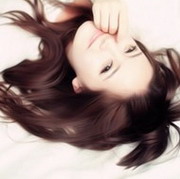 �ɰ����۾�Ů��ͷ���ںڵ�ͷ������һ��������