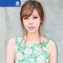 �ľ�����Ů��ͷ�񣬴����۾�������΢Ц��ɫͷ����ĺ���