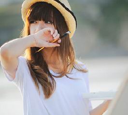 �¶��˸�Ů����һ�����ں�������QQͷ��