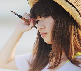 �¶��˸�Ů����һ�����ں�������QQͷ��