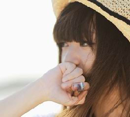 �¶��˸�Ů����һ�����ں�������QQͷ��