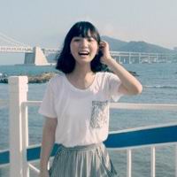 �¶��˸�Ů����һ�����ں�������QQͷ��