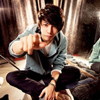 ���Է�����ͷ��������Ӧ�ÿ�һ��˧һ��