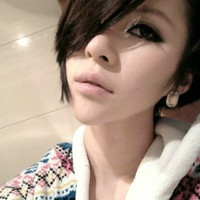 ��̬�˸�Ů��ͷ����˳����������һ���˵Ĺ¶�