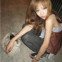 ��̬�˸�Ů��ͷ����˳����������һ���˵Ĺ¶�