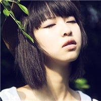 ������ȻΨ��Ů��ͷ�񣬺�ɫ������ɫ��Ҷ�����������������