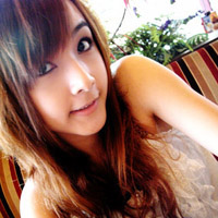 ������ȻΨ��Ů��ͷ�񣬺�ɫ������ɫ��Ҷ�����������������