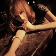 �ɰ���Ĭ��ЦŮ��QQͷ�������������վ��һ��Ц