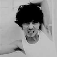 �ڰ��˸�����QQͷ�񣬻�ɫ������������������һ˿ʹ