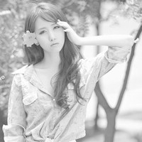 �˸�qq�ڰ�ͷ��Ů�������ǵ���������չ¶����