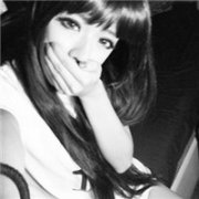 �ڰ�Ů���˸�ͷ�񣬷��ֺ�һ���˵������ǻ�ɫ��