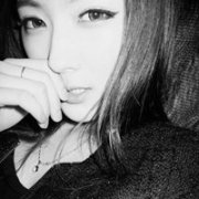 �ڰ�Ů���˸�ͷ�񣬷��ֺ�һ���˵������ǻ�ɫ��