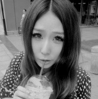 �ڰ�Ů���˸�ͷ�񣬷��ֺ�һ���˵������ǻ�ɫ��