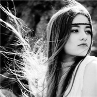 �ڰ�Ů���˸�ͷ�񣬷��ֺ�һ���˵������ǻ�ɫ��